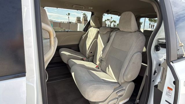 2015 Toyota Sienna - Image 13
