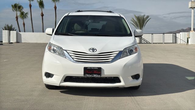 2015 Toyota Sienna - Image 2