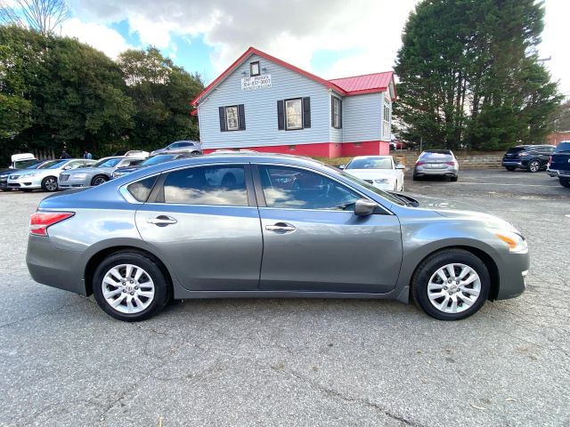 2015 Nissan Altima - Image 2