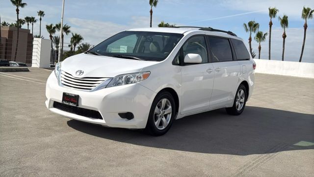 2015 Toyota Sienna - Image 3