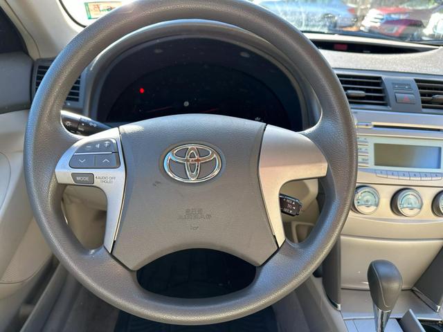 2009 Toyota Camry LE photo 24