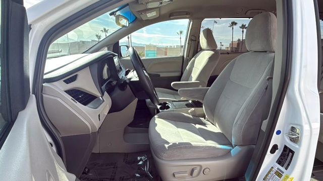 2015 Toyota Sienna - Image 10