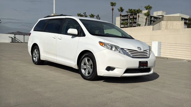 2015 Toyota Sienna - Image 1