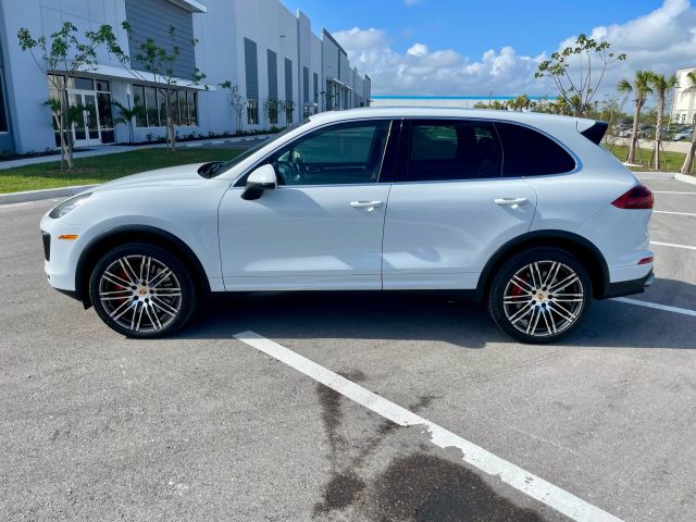 2017 Porsche Cayenne - Image 32