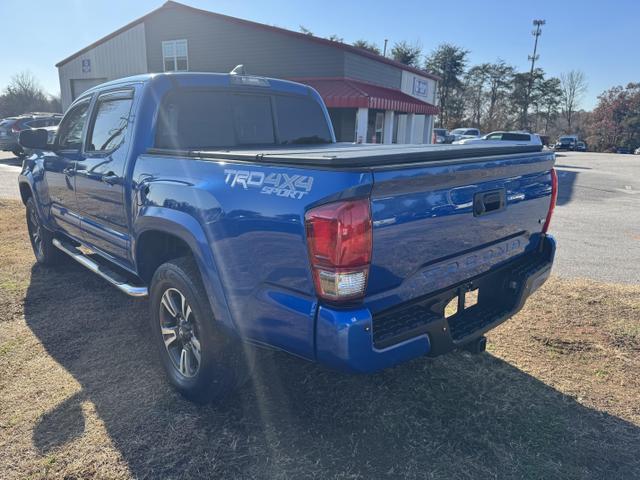 2016 Toyota Tacoma TRD Sport photo 3