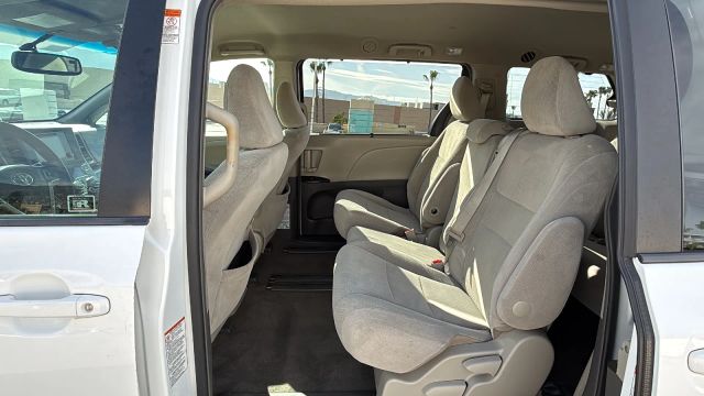 2015 Toyota Sienna - Image 12