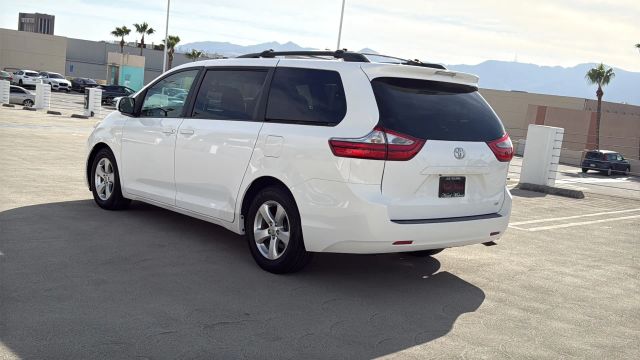 2015 Toyota Sienna - Image 5
