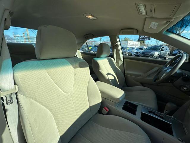 2009 Toyota Camry LE photo 19