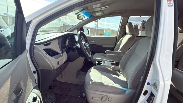 2015 Toyota Sienna - Image 9