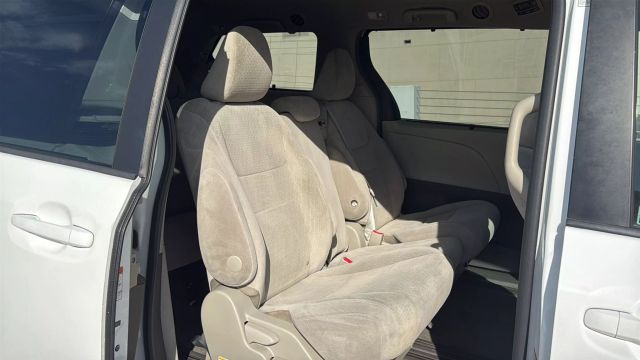 2015 Toyota Sienna - Image 17
