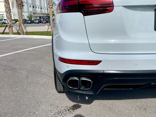 2017 Porsche Cayenne - Image 24