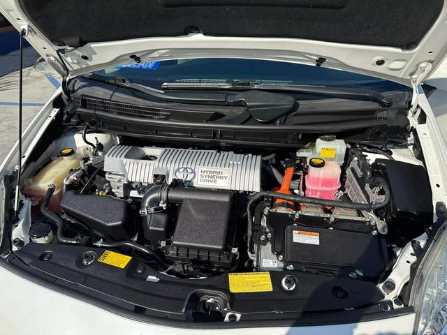 2013 Toyota Prius Two photo 19