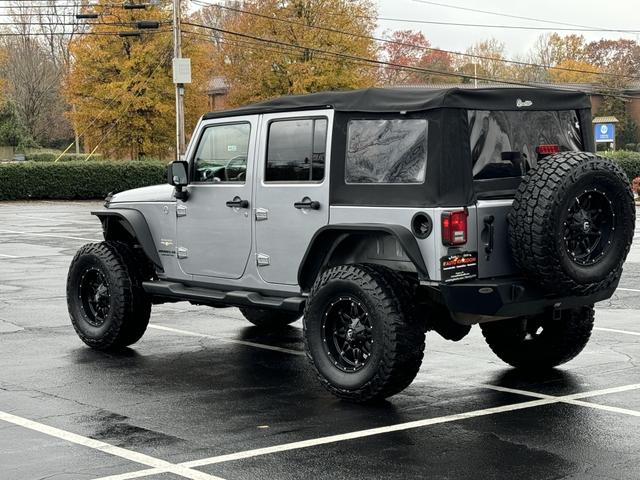 2013 Jeep Wrangler Unlimited Sahara photo 8