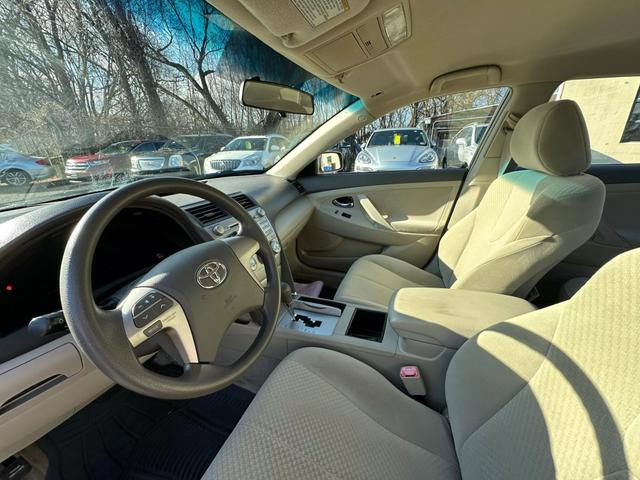 2009 Toyota Camry LE photo 11