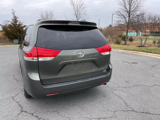 2011 Toyota Sienna LE photo 4