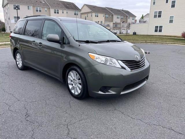 2011 Toyota Sienna LE photo 8