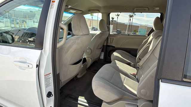 2015 Toyota Sienna - Image 11