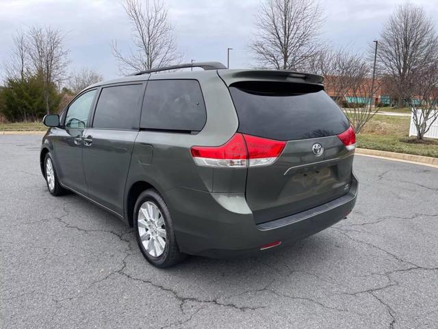 2011 Toyota Sienna LE photo 3