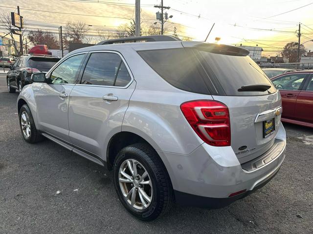 2017 Chevrolet Equinox LT photo 4