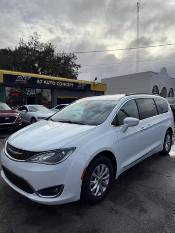 Chrysler Pacifica's photo