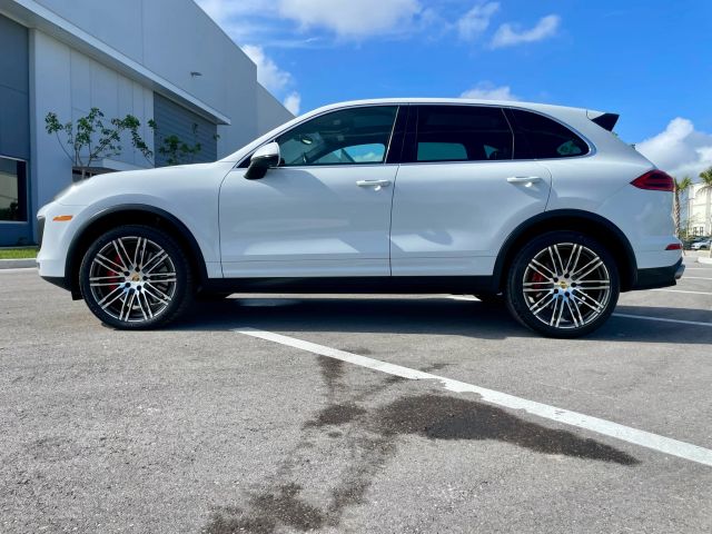 2017 Porsche Cayenne - Image 30