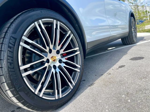 2017 Porsche Cayenne - Image 18
