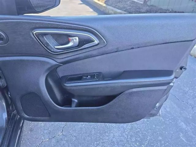 2015 Chrysler 200 - Image 13