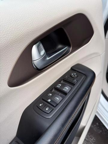 2017 Chrysler Pacifica Touring-L photo 7