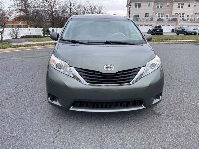 2011 Toyota Sienna LE photo 9