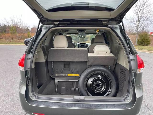 2011 Toyota Sienna LE photo 16