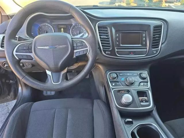 2015 Chrysler 200 - Image 10