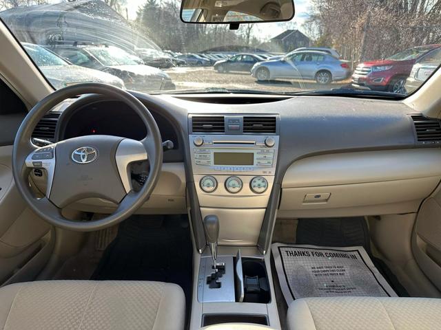 2009 Toyota Camry LE photo 21