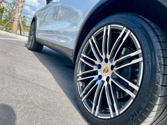 2017 Porsche Cayenne - Image 29
