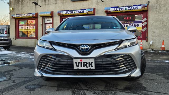 2018 Toyota Camry Hybrid - Image 2