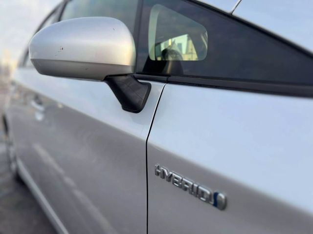 2014 Toyota Prius Two Hatchback 4d - Image 28