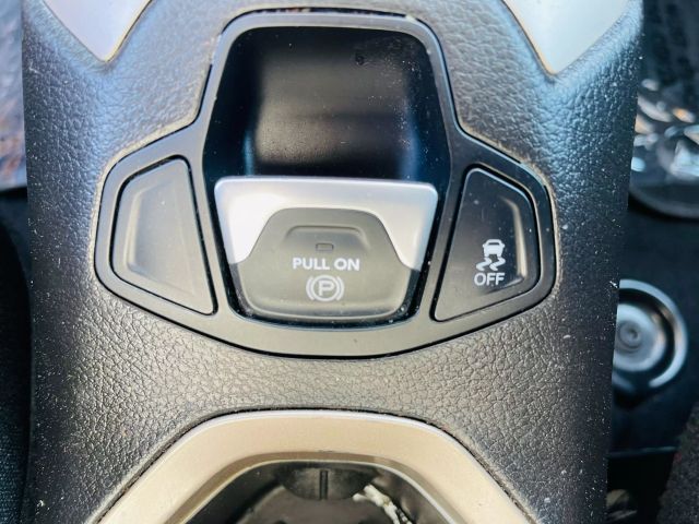 2017 Jeep Renegade - Image 12