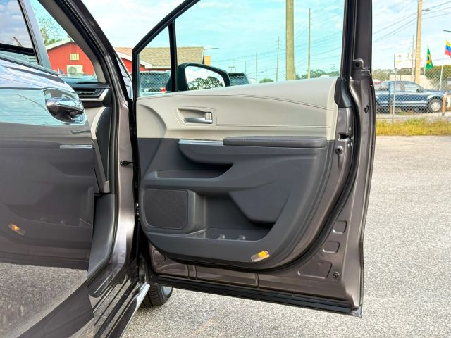 2022 Toyota Sienna - Image 18