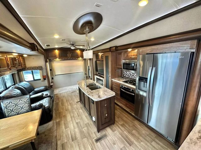 2017 Keystone Montana - Image 7