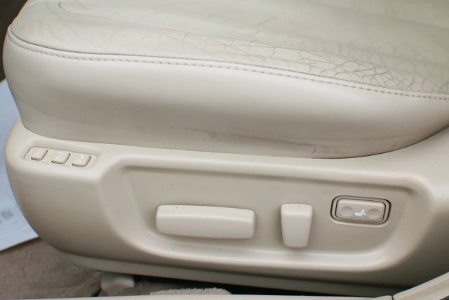 2004 Toyota Avalon - Image 12