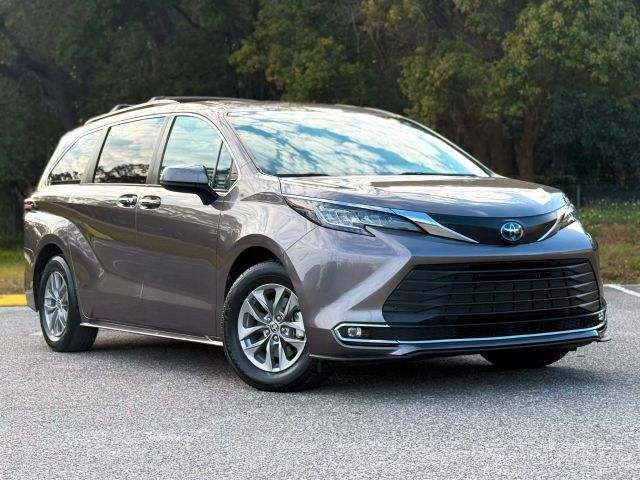 2022 Toyota Sienna - Image 1