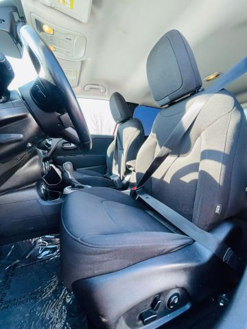 2017 Jeep Renegade - Image 33
