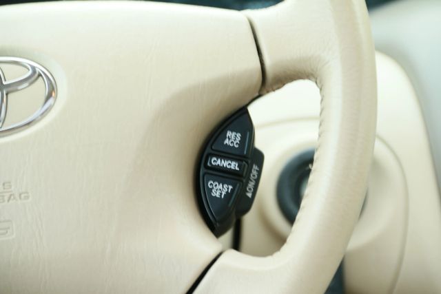 2004 Toyota Avalon - Image 17