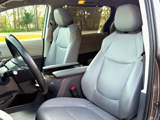 2022 Toyota Sienna - Image 29