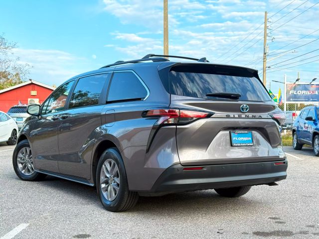2022 Toyota Sienna - Image 6