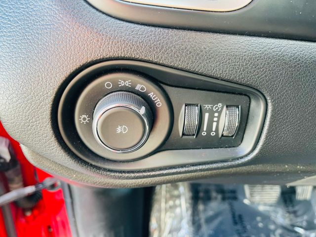 2017 Jeep Renegade - Image 18