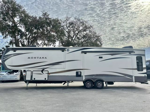 2017 Keystone Montana - Image 4