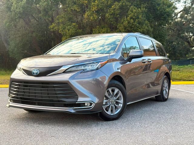 2022 Toyota Sienna - Image 2