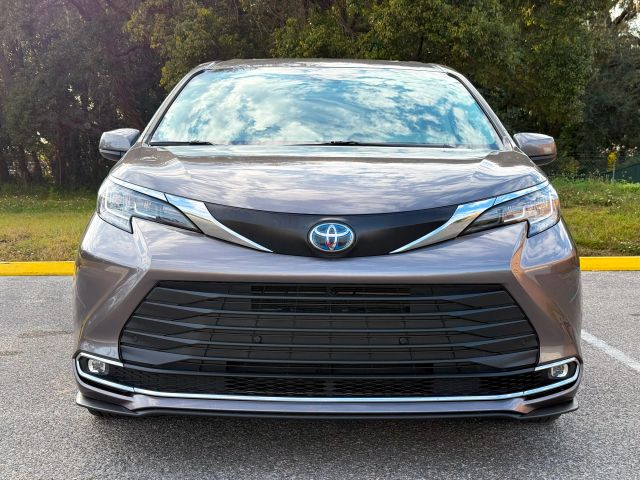 2022 Toyota Sienna - Image 3