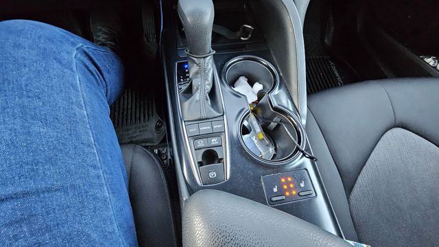 2018 Toyota Camry Hybrid - Image 29