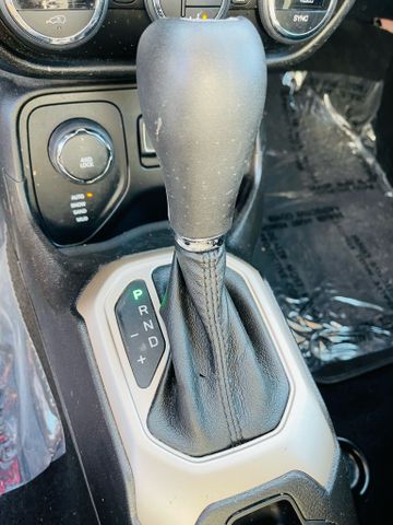 2017 Jeep Renegade - Image 13